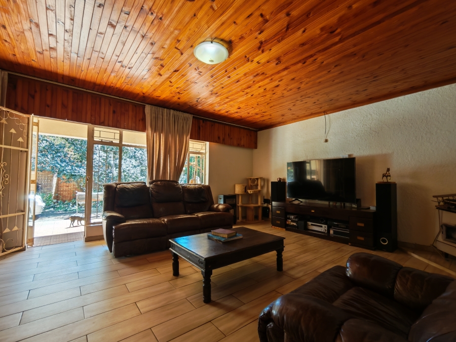 5 Bedroom Property for Sale in Kannoniers Park North West